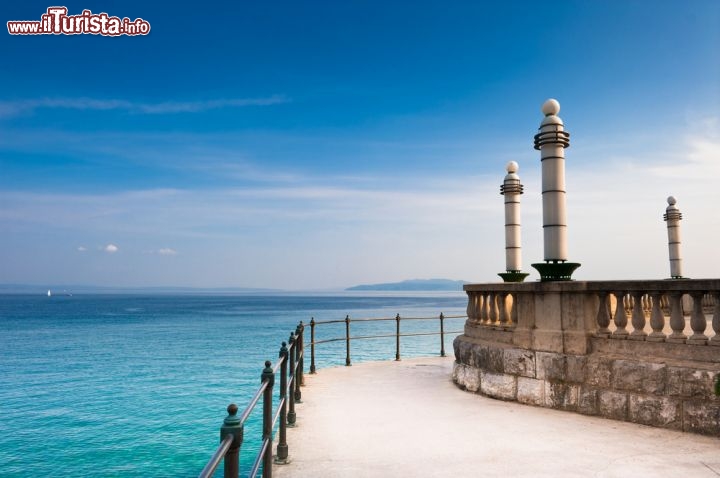 Immagine Il lungomare di Opatija, nell'Istria nord-orientale, è pittoresco in ogni momento del giorno: quando il cielo è terso risalta il turchese dell'acqua, e l'orizzonte sembra un'unica campitura di azzurri - © Evgeniya Moroz / Shutterstock.com