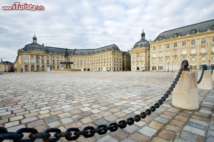 Immagine Place de la Bourse, il capolavoro architettonico di Bordeaux in Francia - © Francisco Javier Gil / Shutterstock.com