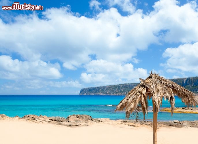 Immagine La Playa di Es Calò si trova lungo la costa nord-orientale di Formentera, Isole Baleari, Spagna. Diversamente da altre spiagge ampie e sabbiose, molto turistiche, questa è una caletta rocciosa dall'atmosfera un po' timida, perfetta per chi ama gli scenari selvaggi e la quiete. Gli amanti dello snorkeling non resisteranno ai suoi fondali - © holbox / Shutterstock.com