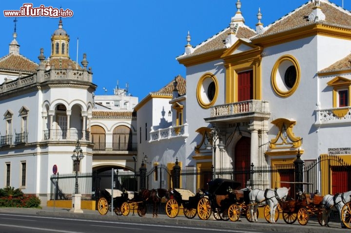 Immagine L'entrata principale della Plaza de Toros di Siviglia, fondata nel 1749, con i tradizionali carri trainati dai cavalli  - © Arena Photo UK / Shutterstock.com