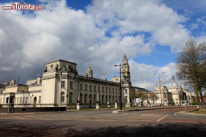 Immagine Palazzo del Municipio a Cardiff, siamo nel centro della capitale del Galles - © Gail Johnson / Shutterstock.com