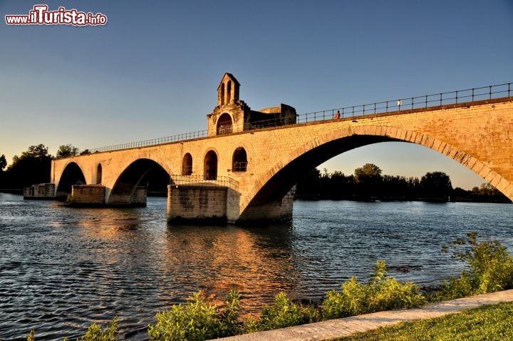 Immagine Pont St Benezet il famoso Ponte di Avignone al tramonto. Siamo in Provenza, nel sud della Francia