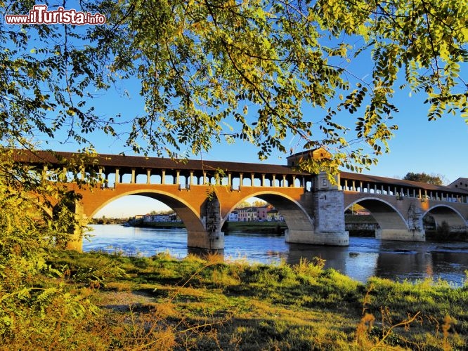 Immagine Il famoso Ponte Coperto di Pavia che attraversa il fiume Ticino pochi chilometri prima di arrivare al fiume Po - © Karol Kozlowski / Shutterstock.com