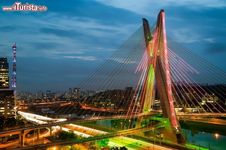 Immagine Il ponte Octavio Frias de Oliveira sul fiume Pinheiros a Sao Paulo in Brasile