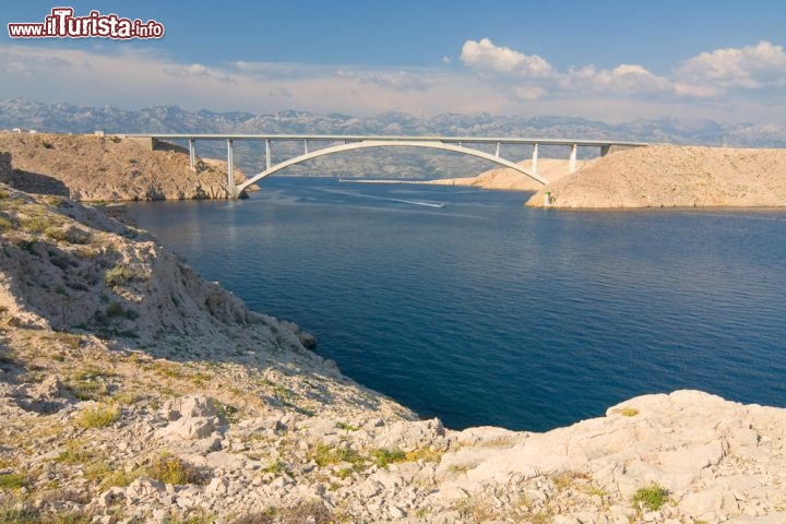 Immagine il Ponte di Pag (Paski o Pasiki most) che collega l'isola alla terraferma dalmata. E' quindi possibile giungere a Pago anche senza utilizzare uno dei traghetti che collega la Croazia con le sue isole della Dalmazia - © Dziewul / Shutterstock.com