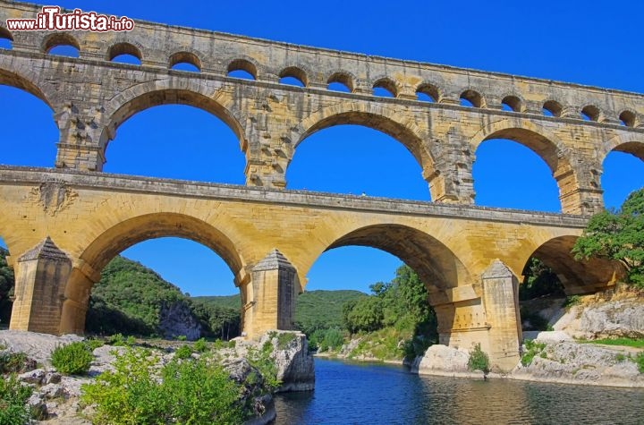 Immagine Il Pont du Gard, è un ponte di un acquedotto romano, uno dei Patrimoni dell'UNESCO in Francia. Si trova nei pressi di Vers, in Linguadoca lungo la valle del fiume Gardon - © LianeM / Shutterstock.com