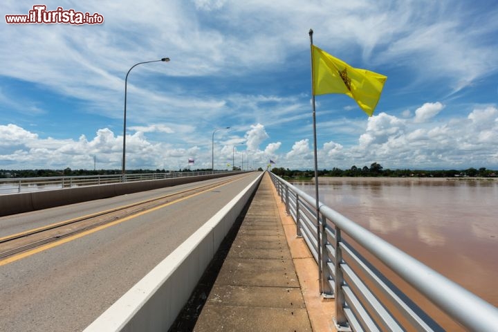 Immagine Il ponte dell'amicizia che separa la Thailandia dal Laos nei dintorni di Nong Khai - © Muellek Josef / Shutterstock.com
