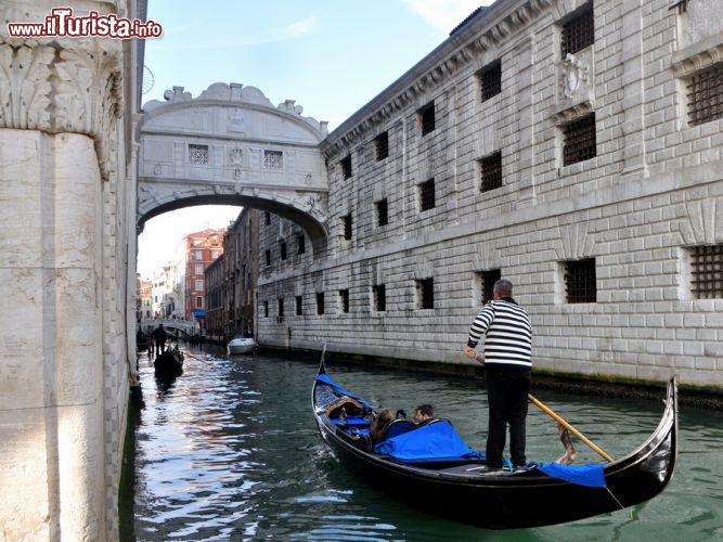 Immagine Ponte dei Sospiri a Venezia, uno dei luoghi più romantici del mondo