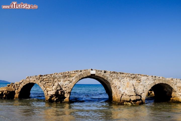 Immagine Ponte nel mare ad Argasi, Zante (Zacinto): siamo nelle Isole Ioniche, in Grecia - © mangojuicy / Shutterstock.com