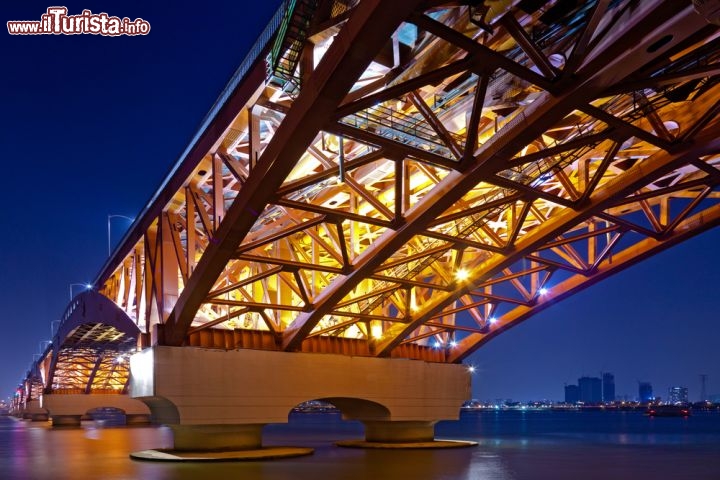 Immagine Le geometrie del ponte sul fiume Han a Seul (Seoul) in Korea - © hyunsuss / Shutterstock.com