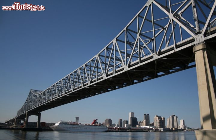 Immagine Il ponte sul fiume Mississippi, New Orleans - Il crescente sviluppo di New Orleans ha portato la città ad estendersi fino sulle rive del lago Pontchartrain che attualmente è attraversato, nella parte orientale, da un imponente ponte che si staglia maestoso sulle acque del grande fiume americano - © Stephen Finn / Shutterstock.com