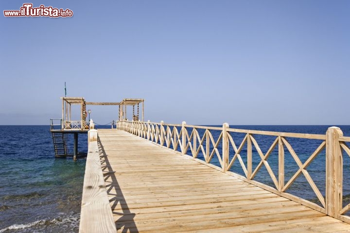 Immagine Pontile sula Mar Rosso: siamo a El Quseir, la località turistica dell'Egitto - © Zyankarlo / Shutterstock.com