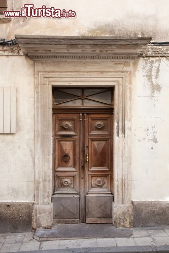 Immagine Porta in legno nel centro storico di Apt in Provenza (Francia) - © Leenvdb / Shutterstock.com