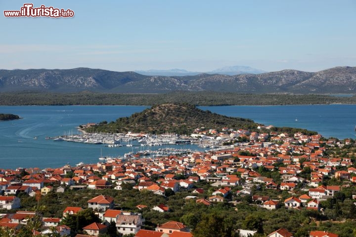Immagine il Porto di Murter: il centro della città dell'omonima isola della Croazia si affaccia su di una splendida baia - © Philip Lange / Shutterstock.com