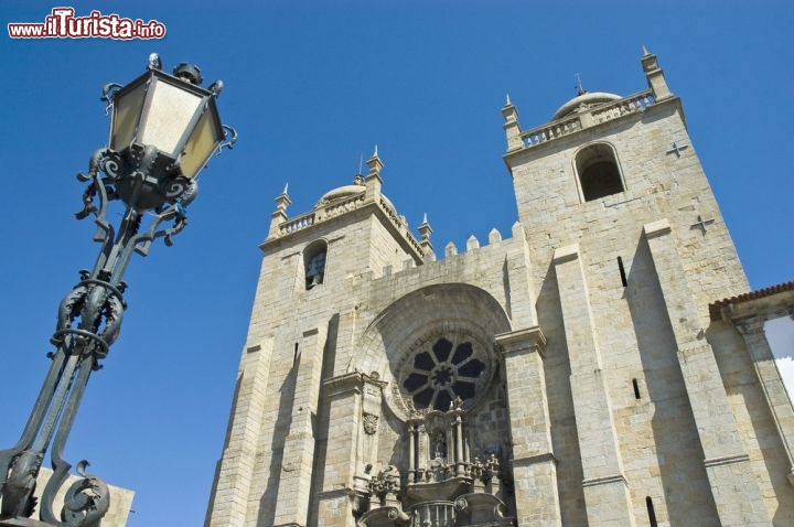 Immagine La facciata della Cattedrale di Porto è semplice e austera allo stesso tempo, dominata dal rosone incorniciato da due torri © Anibal Trejo / Shutterstock.com