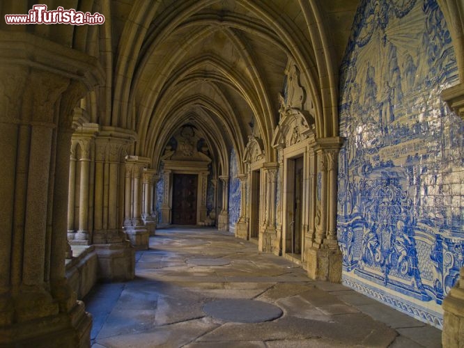 Immagine Il chiostro della cattedrale di Oporto,risalente al XII secolo, è tra i siti turistici più visitati della città. Lungo le pareti le piastrelle brillanti smaltate di blu narrano episodi biblici © Neirfy / Shutterstock.com