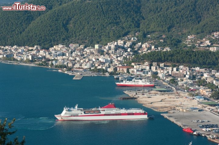 Immagine Porto di Igoumenitsa, dove i traghetti dall'Italia per la  Grecia compiono di solito il primo scalo - © ollirg / Shutterstock.com