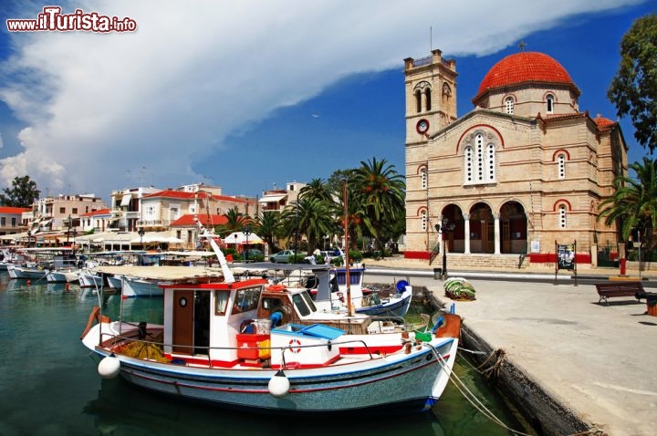 Immagine Il pittoresco porto dell'isola di Egina. nella Grecia orientale, a fianco delle coste del Peloponneso. Si noti la pittoresca chiesa di Agios Nikolaos Thalassinos - © leoks / Shutterstock.com