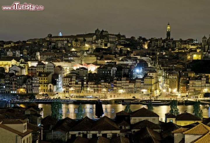 Immagine Lungo il fiume Douro, al calar della notte, si moltiplicano sull'acqua le luci di Oporto, e la città si trasforma in uno scenario romantico © JM Travel Photographyv / Shutterstock.com