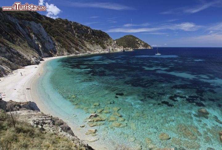 Immagine Vicino a Portoferraio si trova la notevole spiaggia di Sansone, bordata da acque color verde smeraldo - © Agenzia per il Turismo dell'Arcipelago Toscano /  www.aptelba.it