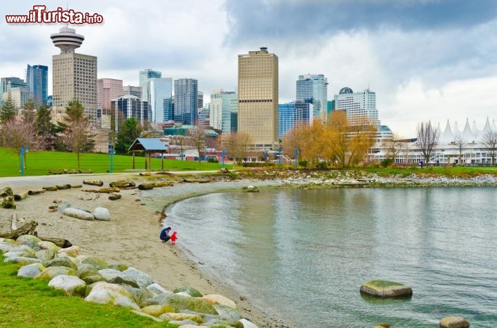 Immagine Il Portside Park di Vancouver (British Columbia, Canada) si sviluppa intorno al porto di Vancouver, uno dei più grandi e importanti dell'Oceano Pacifico. E' un buon posto per rilassarsi nel cuore della città, a due passi dai grattacieli del centro - © karamysh / Shutterstock.com