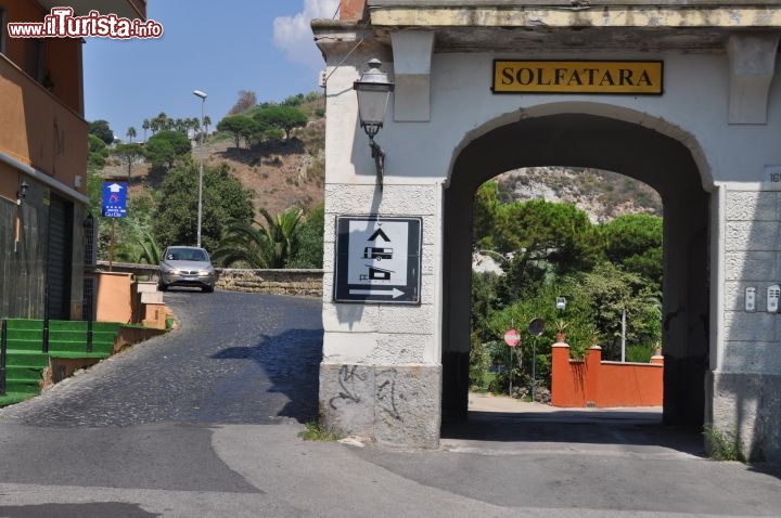 Immagine Pozzuoli: l ingresso auto per entrare nel Vulcano Solfatara