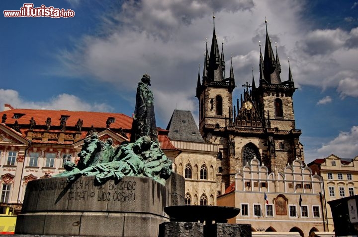 Immagine Praga, Piazza della  Citta Vecchia: il monumemto a Jan Hus, Sullo sfondo Santa Maria Tyn