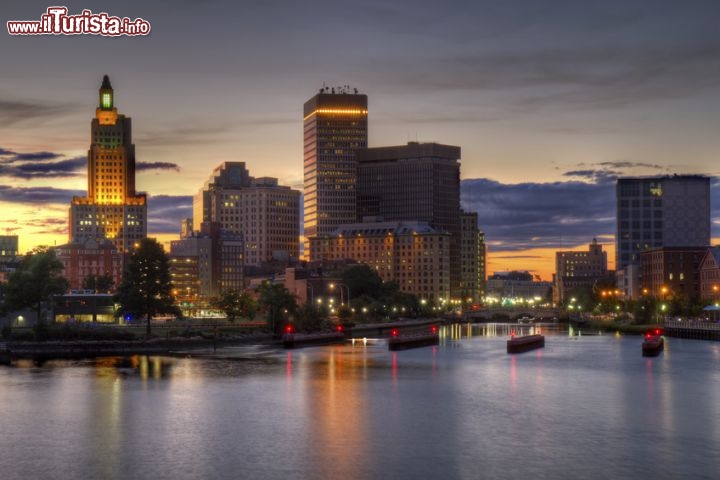 Immagine Skyline al tramonto di Providence, Rhode Island, Stati Uniti d'America - © sbgoodwin - Fotolia.com