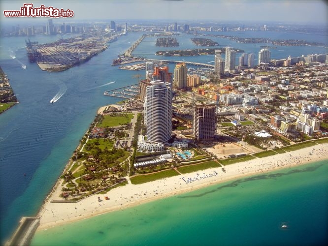 Immagine Punta meridionale di Miami Beach: la città di Miami Beach si sviluppa su una serie di isole naturali ed artificiali tra l'Oceano Atlantico e il continente americano. La baia racchiusa dalla città di Miami, ad ovest, e quella di Miami Beach, ad est, prende il nome di Bizcayne Bay - Foto © alexmillos / Shutterstock.com