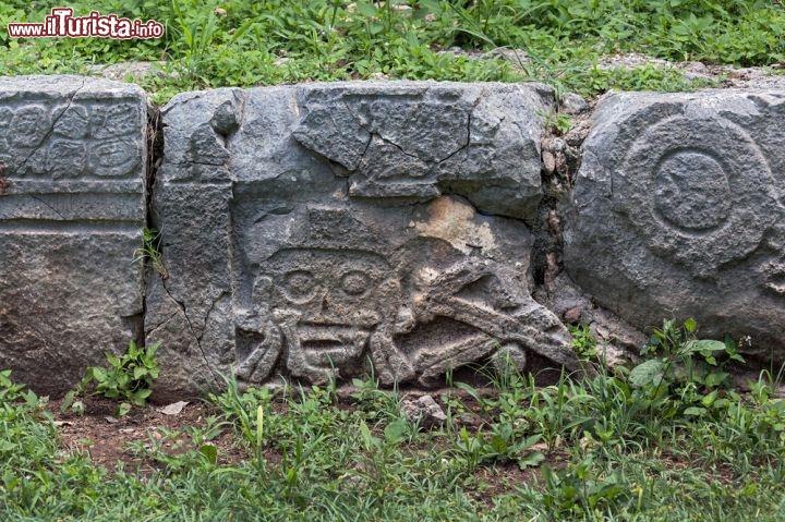 Immagine Raffigurazione di teschio e ossa, presente nella Piazza dei Morti di Uxmal. Il sito archeologico è uno dei più importanti dello Yucatan e di tutto il  Messico - © Vadim Petrakov / Shutterstock.com