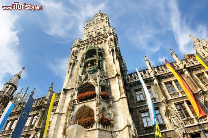 Immagine Neues Rathaus, il Municipio Nuovo di Monaco di Baviera. Situato nella Marienplatz si tratta di un edificio neogotico, quindi del 19° secolo. E' famoso per il suo orologio (Glockenspiel) che utilizza il carillon più grande del mondo che muove dei burattini  - © dotshock / Shutterstock.com