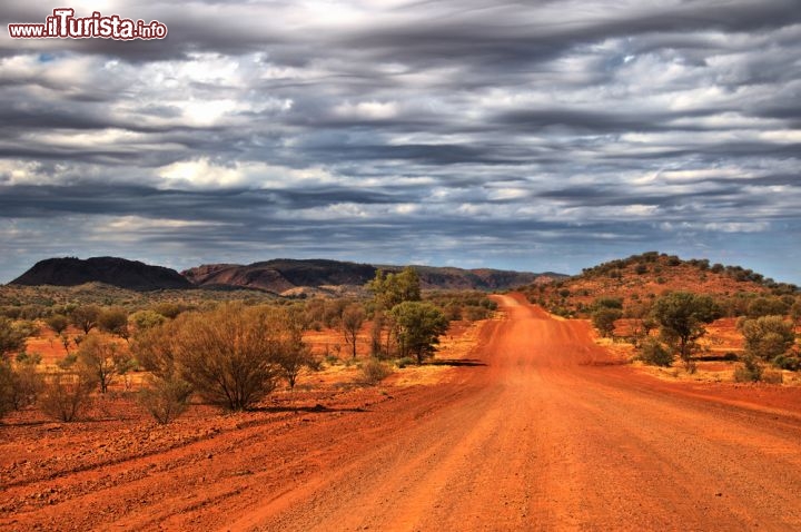 Immagine Red Centre Australia - una strada di terra rossa nelle vicinanze di Alice Springs - © Ralph Loesche / Shutterstock.com