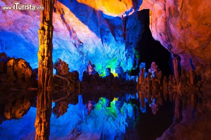 Immagine Ree Flute Caves, le splendide grotte si trovano vicino a Guilin in Cina - © TDway / Shutterstock.com