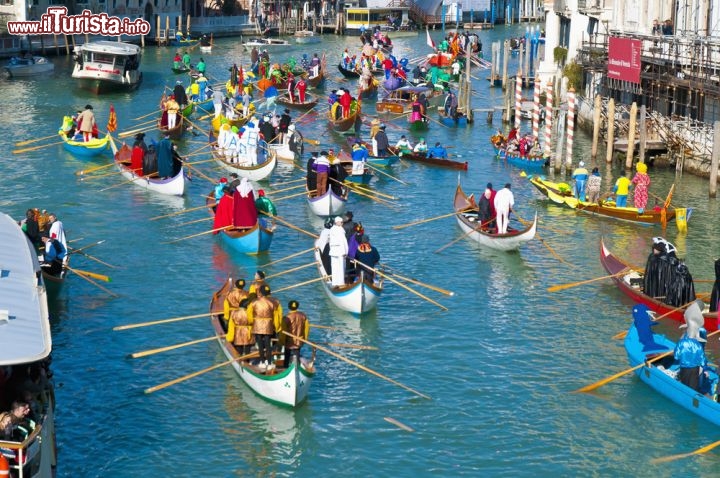 Immagine Regata storica Venezia, sul Canal Grande, durante il Carnevale di Venezia - © Anibal Trejo / Shutterstock.com