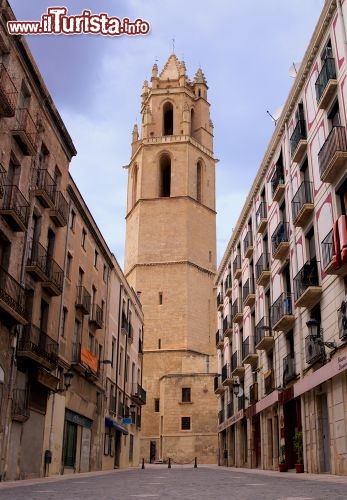 Immagine Reus Catalogna, il campanile del Monastero di Sant Pere, qui venne battezzato Antoni Gaudì - © DigitalHand Studio / Shutterstock.com