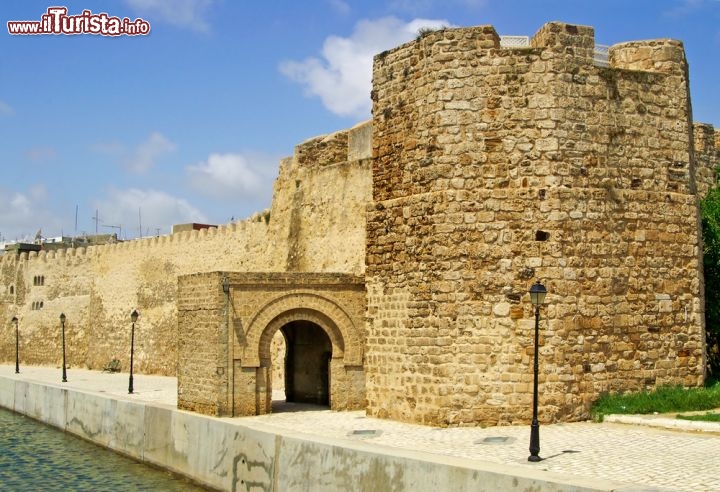 Immagine Rocca di Bizerte, il grande forte costiero della Tunisia del nord - © Gelia / Shutterstock.com