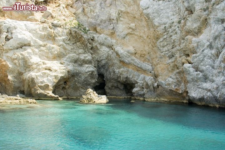 Immagine Rocce a Skiathos: il meraviglioso mare cristallino della Grecia, isole Sporadi - © BrankoG / Shutterstock.com