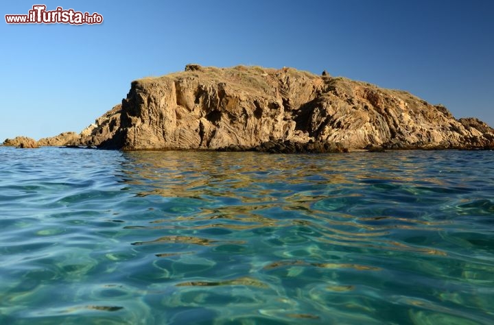 Immagine Rocce e mare a Chia, litorale sud della Sardegna - © marmo81/ Shutterstock.com