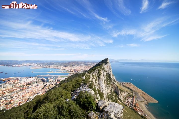Immagine La famosa Roccia di Gibilterra, la punta rocciosa che segna l'estremità della penisola iberica, una delle cosiddette Colonne di Ercole - © Artur Bogacki / Shutterstock.com
