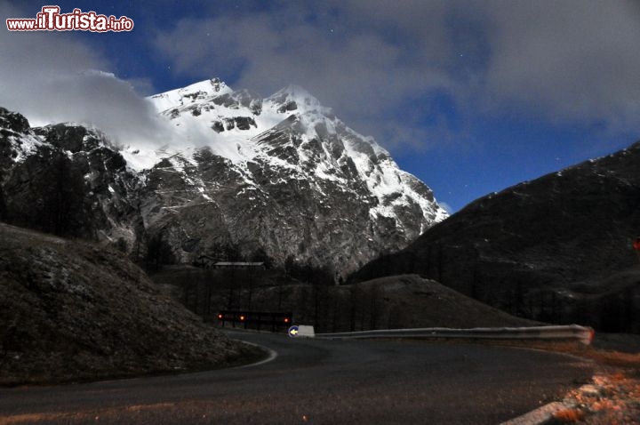 Immagine Salita al Piccolo San bernardo da La Thuile, lungo la strada che collega la Valle d'Aosta alla Francia. Qui ci troviamo in prossimità del rifugio Lo Riondet, a quota 2.000 metri