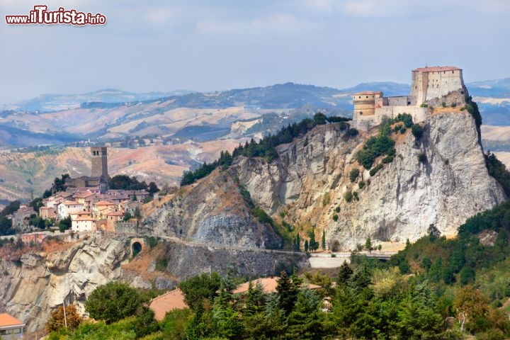 Immagine San Leo, il borgo nelle montagne del Montefeltro, in Emilia-Romagna famoso per il suo castello che domina la Romagna orientale  - © Nickolay Vinokurov / Shutterstock.com