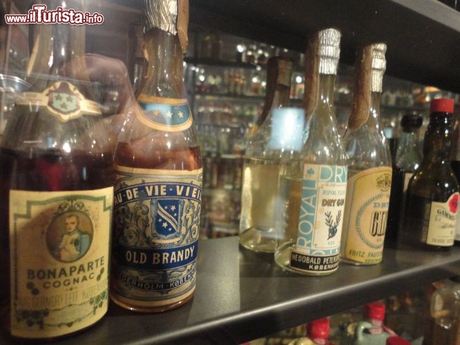 Immagine Schiedam il bar del Museo Jenever, che oltre il tipico gin olandese offre una vasta gamma di liquori