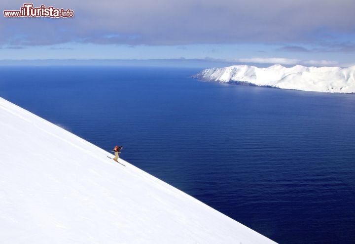 Immagine Sciare in Islanda: pista con vista mare sulla penisola Troll - © Rick Scott / Shutterstock.com