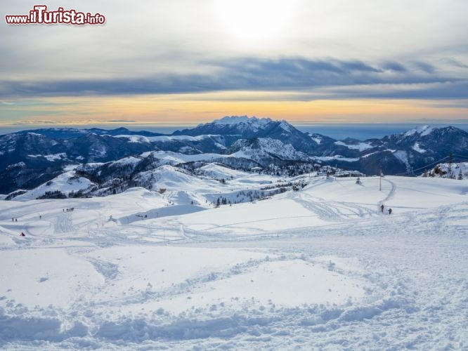 Immagine Sciare in Valtorta, Piani di Bobbio in Lombardia. Sullo sfondo l'inconfondibile sagoma del monte Resegone  - © COLOMBO NICOLA / Shutterstock.com