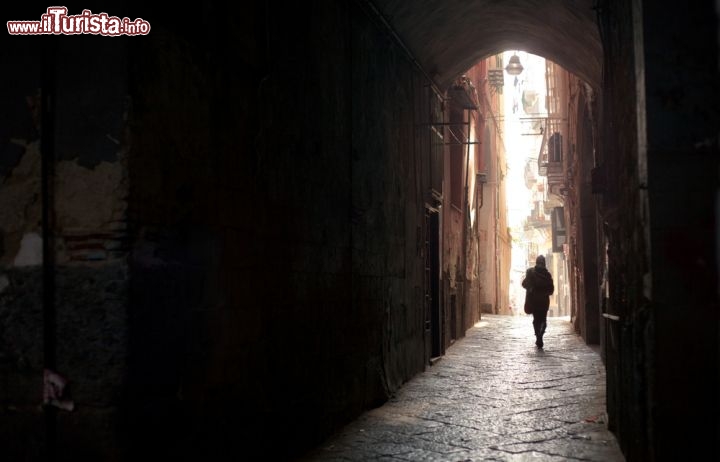Immagine Scorcio del centro storico di Napoli: un arco tra le vie strette del capoluogo della Campania - © Giuseppe Parisi / Shutterstock.com