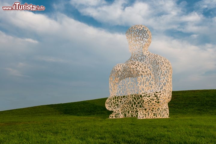 Immagine Una scultura in acciaio inox  dell'artista Jaume Plensa: ci troviamo nel Pappajohn Sculpture Park a Des Moines, nello Iowa 154136735 - © Nagel Photography / Shutterstock.com