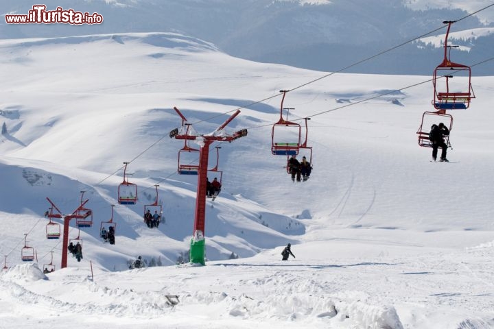 Immagine Seggiovia a Sinaia: la Valle della Prahova è uno dei luoghi in cui si può sciare in Romania. Famoso è il comprensorio del Monte Furnica - © Dumitrescu Ciprian-Florin / Shutterstock.com