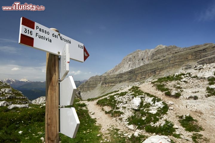 Immagine Sentiero Cai sulle Dolomiti di brenta, sopra al Passo Grostè a Madonna di Campiglio (Trentino) - © m.bonotto / Shutterstock.com