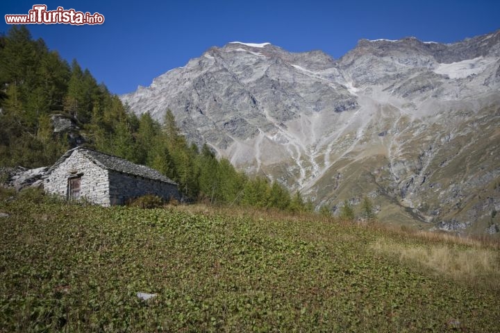 Immagine Sentiero e casa in pietra nei dintorni di Macugnaga, tra le Alpi Pennine del Piemonte - © chiakto / Shutterstock.com