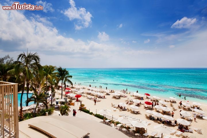 Immagine Seven Mile Beach, la lunga spiaggia delle Isole Cayman, non solo un paradiso fiscale, ma anche vacanziero! - © Jo Ann Snover / Shutterstock.com